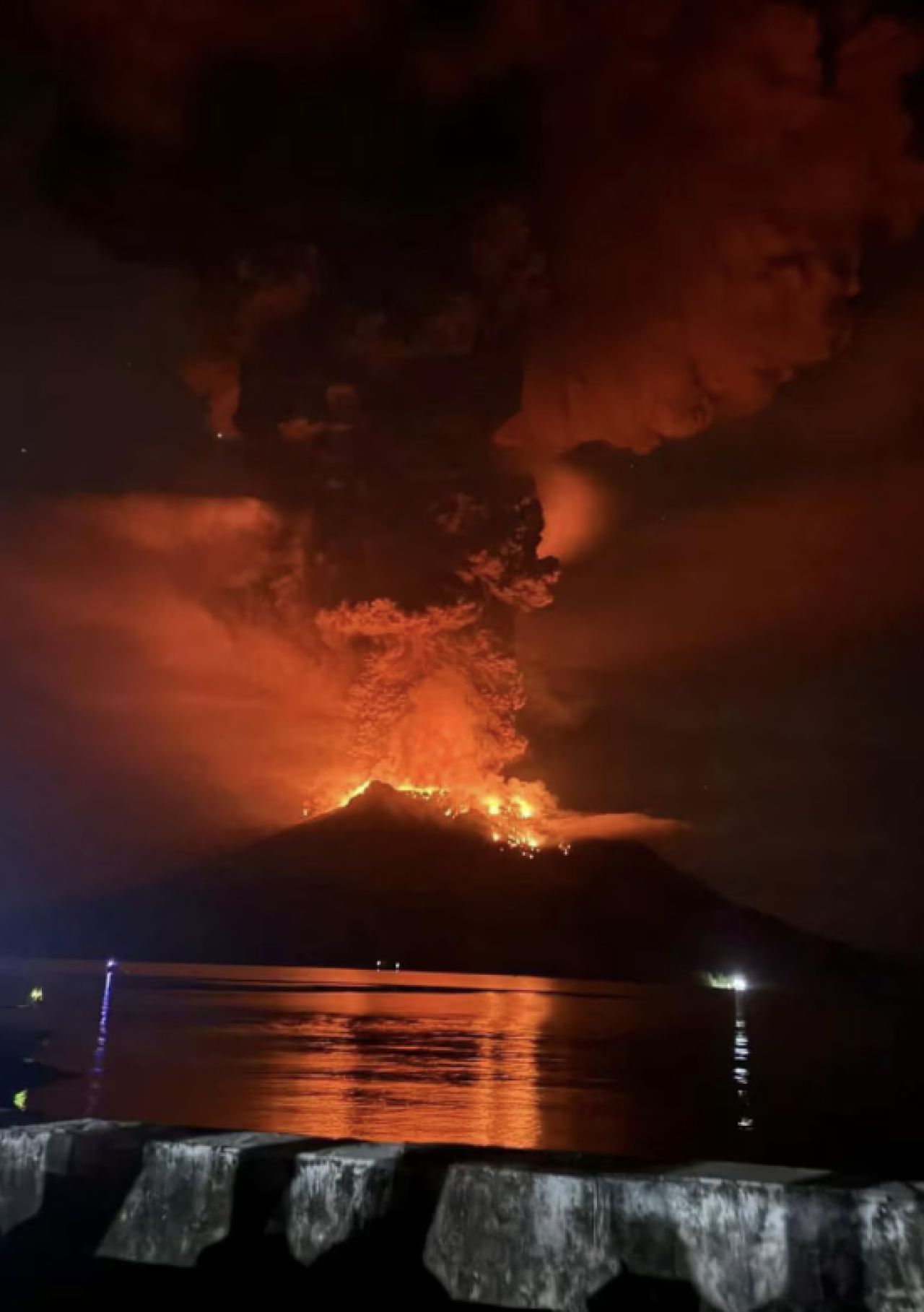 Mount Ruang Eruption: Evacuations and Airport Closure in Indonesia