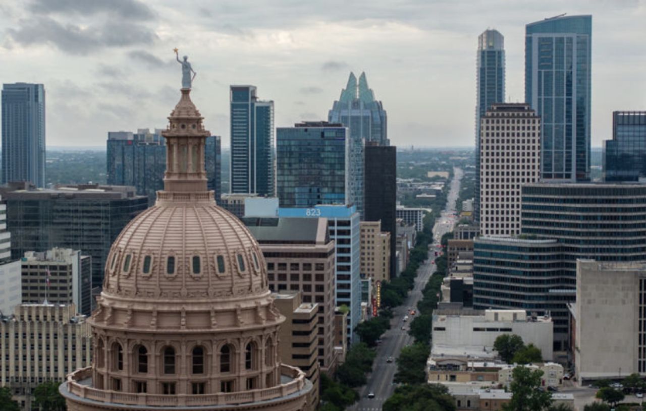 Texas Quorum Crisis: Abbott’s Bold Lawsuit vs. Democrats’ Walkout in Redistricting Showdown