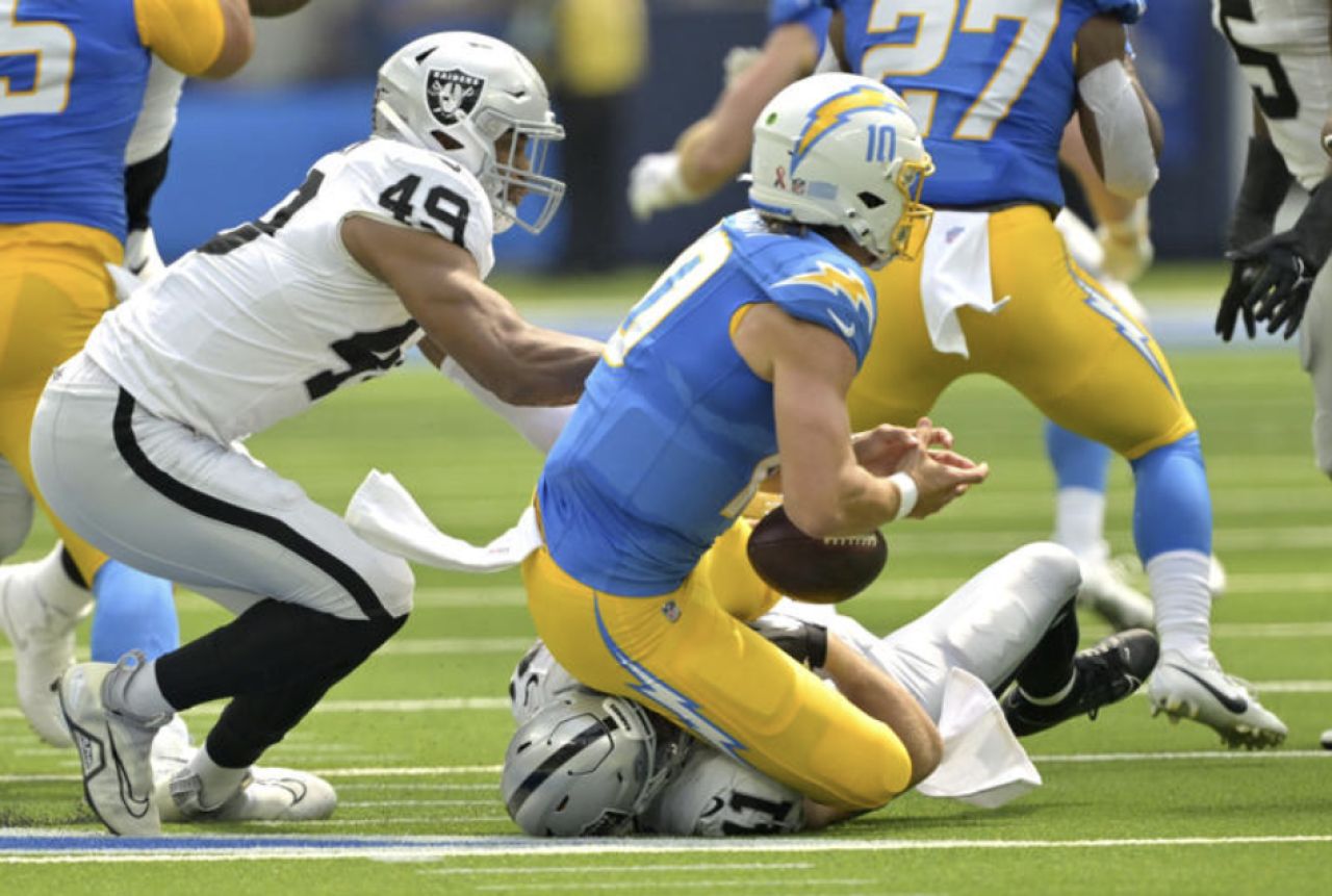 Charles Snowden Makes Strong Roster Push in Raiders’ Preseason Opener